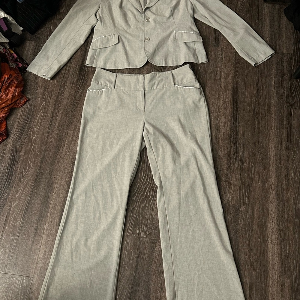 Chic Women's Light Gray Pantsuit